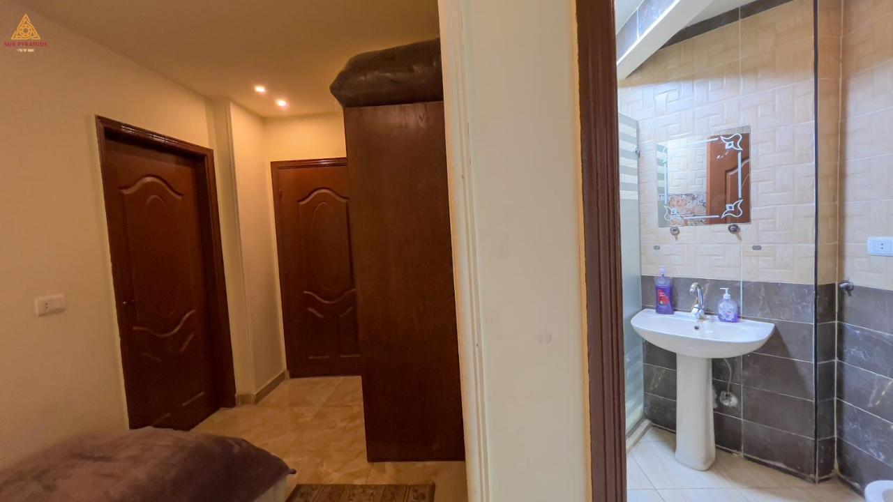 Full Pyramids View Apartment With Balcony For 8 P Kafret el-Gabal Eksteriør billede